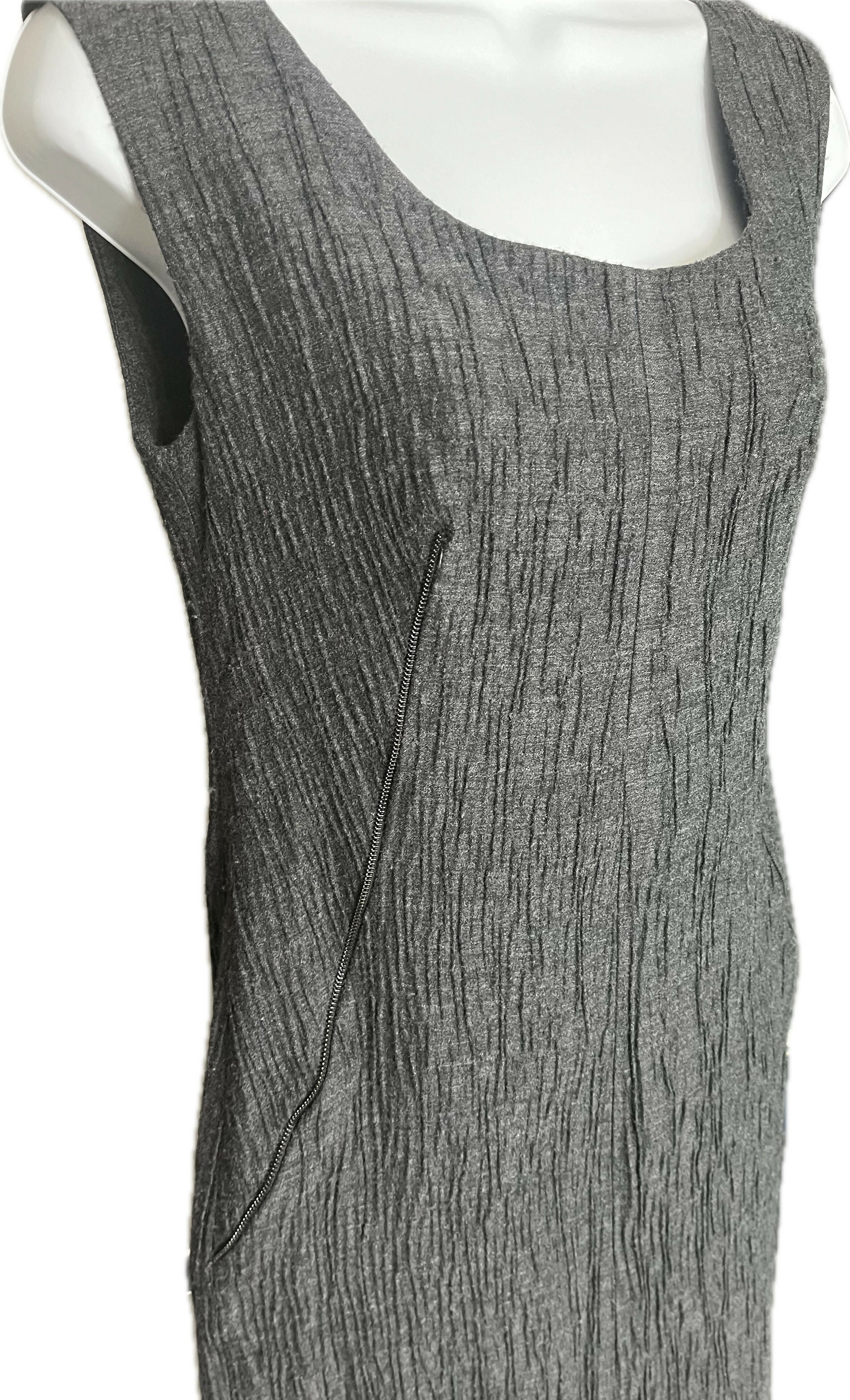 Lyudviga Couture Zipper Detail Textured Sleeveless Dress Gray size 6