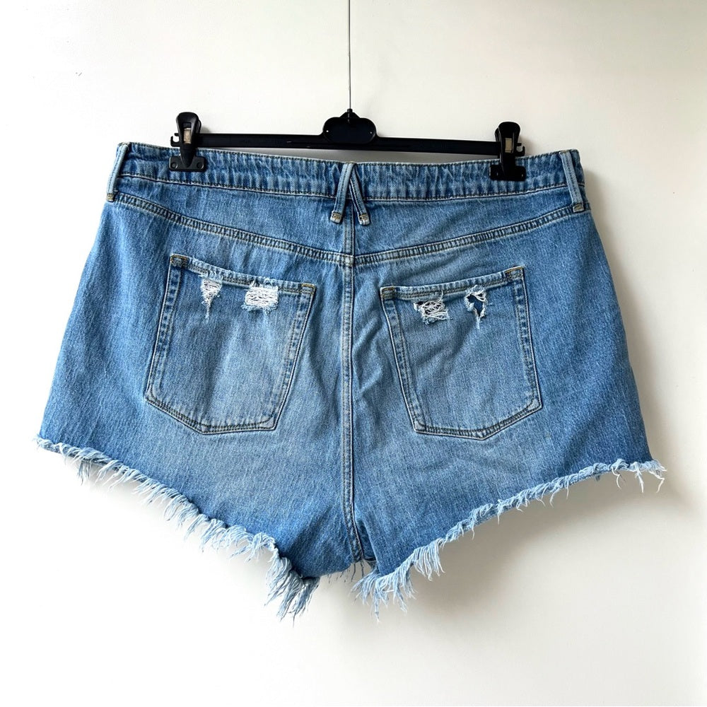 GOOD AMERICAN Bombshell Frayed Denim Shorts - Medium Blue Wash - Size 18