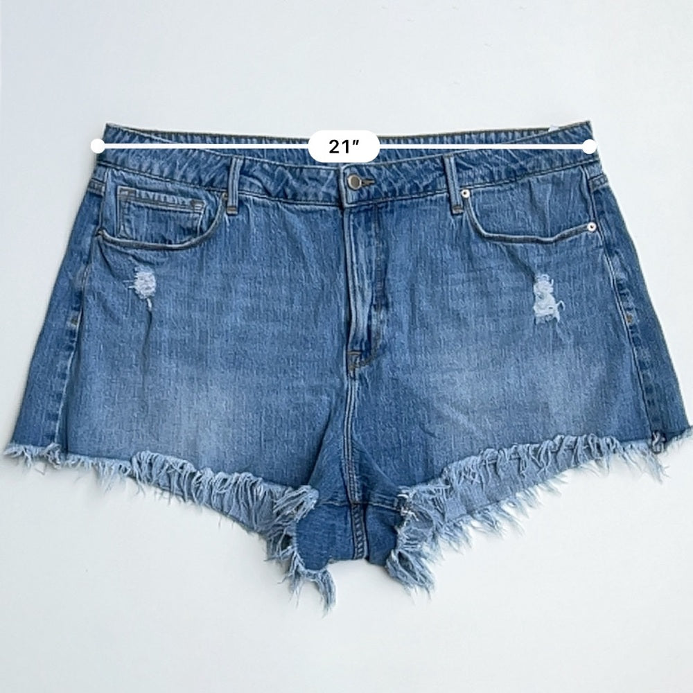 GOOD AMERICAN Bombshell Frayed Denim Shorts - Medium Blue Wash - Size 18