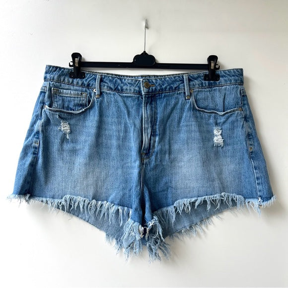 GOOD AMERICAN Bombshell Frayed Denim Shorts - Medium Blue Wash - Size 18