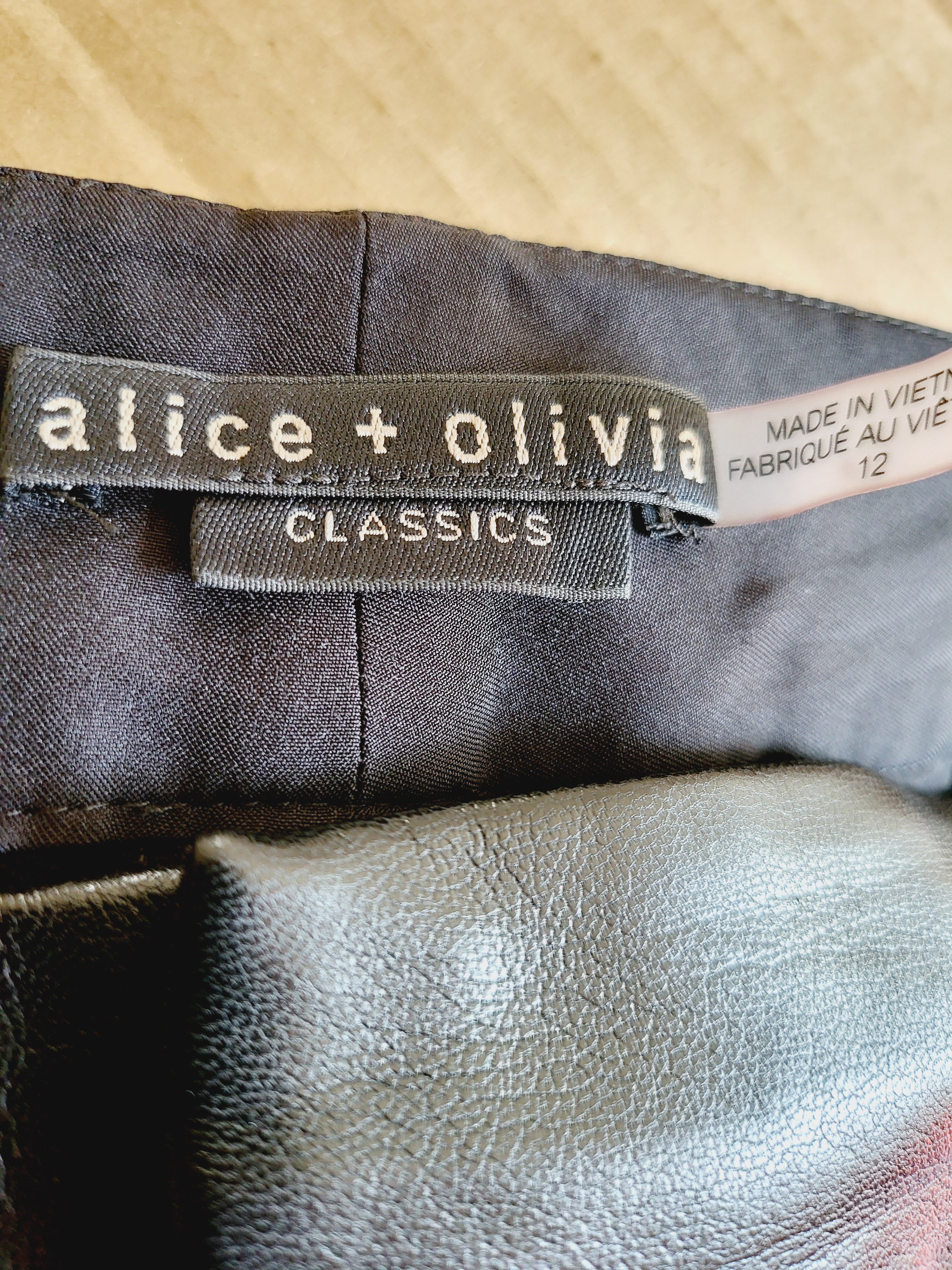 ALICE + OLIVIA Esta Vegan Leather Pleated Pant - Black