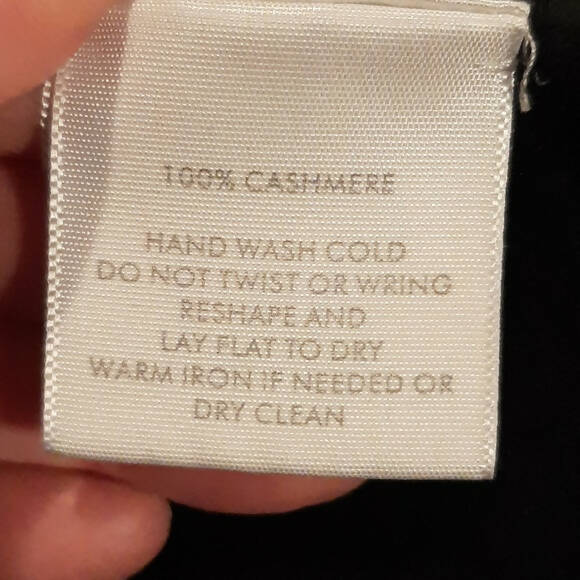 White + Warren Cashmere Slim Ribbed V-Neck - Black