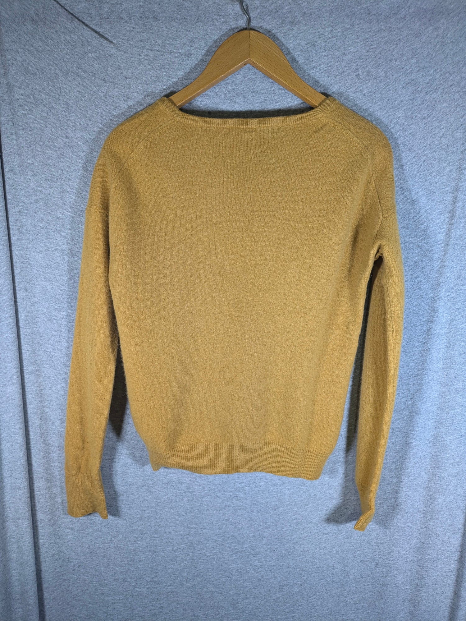 White + Warren Ribbed Trim Cashmere V-Neck Sweater - /Gold - S/