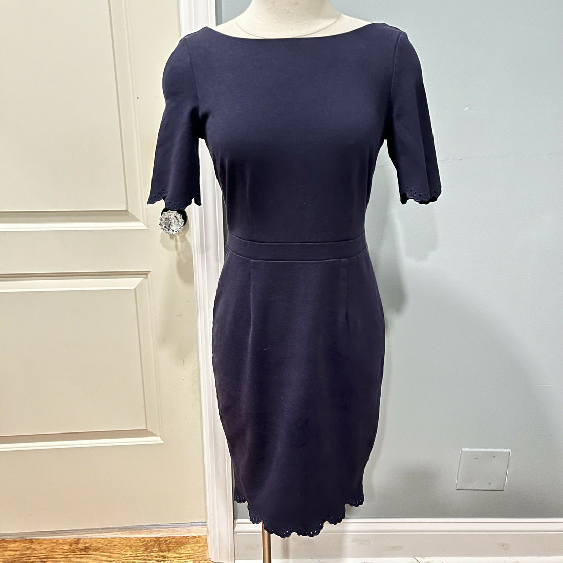 Boden Short Sleeve Scalloped Hem Sheath Dress - Navy - 6