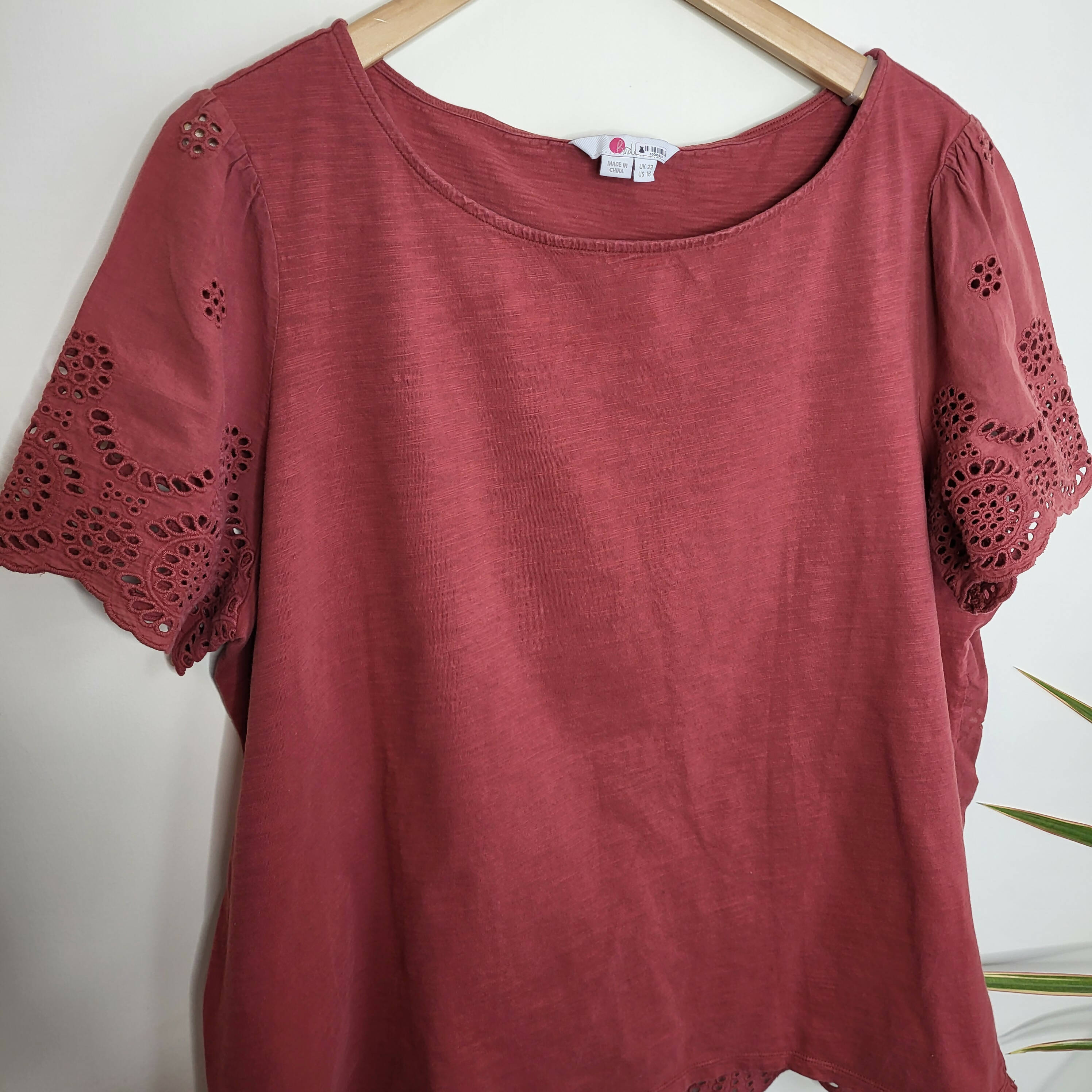 Boden Short Sleeve Broderie Tee - /Red