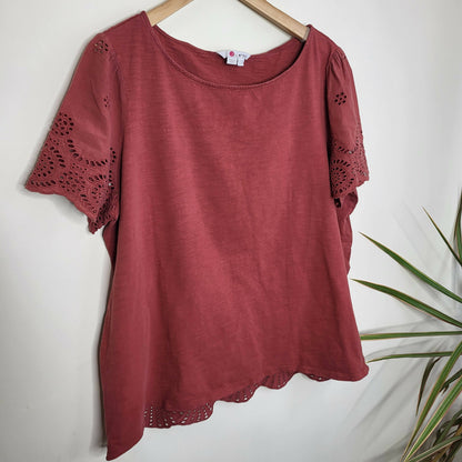 Boden Short Sleeve Broderie Tee - /Red