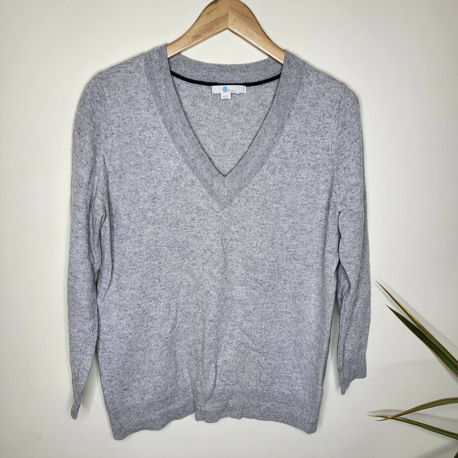 Boden Long Sleeve V-Neck Cashmere Sweater - /Gray