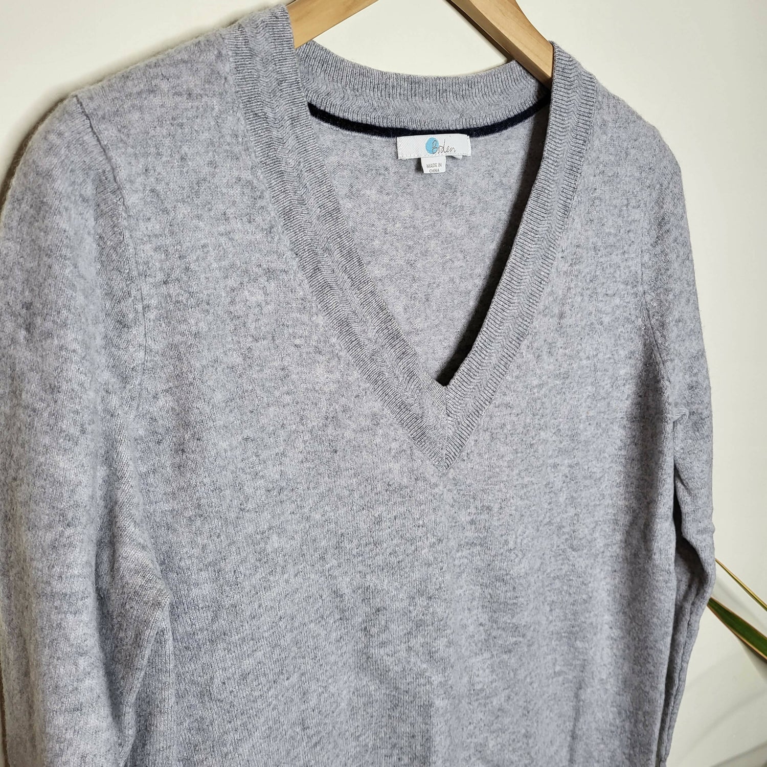 Boden Long Sleeve V-Neck Cashmere Sweater - /Gray