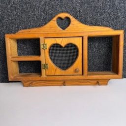 Vintage Country Heart Wooden Wall Shelf Honey Oak Mesh Pegs 20x14 Cot…