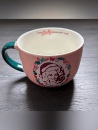 Dolly Parton “I Saw Dolly Kissing Santa Claus” 27 oz Holiday Porcelai…